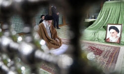 حضور رهبر انقلاب اسلامی در مرقد بنیانگذار جمهوری اسلامی ایران – جمهورآنلاین