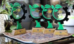 در راستای حمایت و الگوسازی برگزار شد نخستین نشان برتر مدیریت سبز فعالین اقتصادی منطقه آزاد انزلی اهداء شد