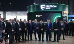 بازدید دکتر عارف از نمایشگاه طرحهای دیجیتالی – جمهورآنلاین