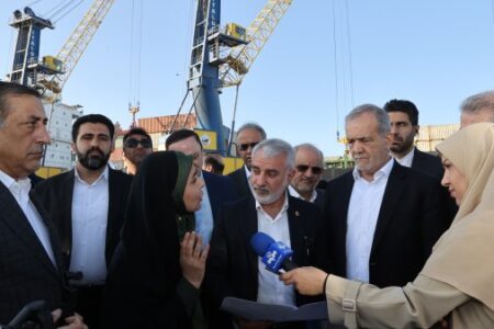 دکتر پزشکیان از بخش‌های مختلف فاز اول بندر شهید بهشتی چابهار بازدید کرد – جمهورآنلاین