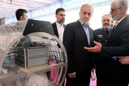 بازدید دکتر پزشکیان از نمایشگاه توانمندی‌ها و ظرفیت‌های وزارت دفاع – جمهورآنلاین