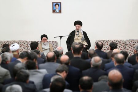 تنها راه‌حل مشکلات، پایبندی به مبانی انقلاب است – جمهورآنلاین