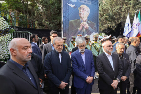 حضور دکتر پزشکیان در مراسم تشییع رئیس فقید جامعه خیرین مدرسه‌ساز – جمهورآنلاین