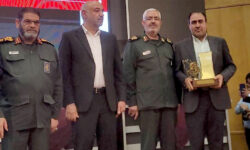 اعطای نشان اقتصاد مقاومتی به غلامحسین رمضان‌پور در جشنواره ملی اقتصاد مقاومتی – جمهورآنلاین