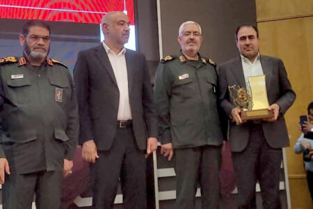 اعطای نشان اقتصاد مقاومتی به غلامحسین رمضان‌پور در جشنواره ملی اقتصاد مقاومتی – جمهورآنلاین