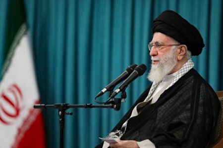 رهبر انقلاب: آمریکایی‌ها بدانند ملت ایران تسلیم‌شدنی نیست