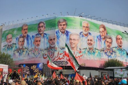 وداع مردم تهران با قهرمانان مقاومت؛ بدرقه سرداران و دانشمندان شهید + عکس