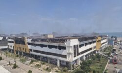 مهار کامل آتش سوزی مجتمع ونوس انزلی؛ بدون سرایت به طبقات دیگر و فاقد خسارت جانی و مصدومیت – جمهورآنلاین