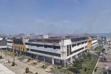 مهار کامل آتش سوزی مجتمع ونوس انزلی؛ بدون سرایت به طبقات دیگر و فاقد خسارت جانی و مصدومیت – جمهورآنلاین