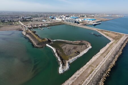 معاون عمران و زیربنایی سازمان منطقه آزاد انزلی خبر داد: آغاز عملیات لایروبی اسكله مارینا بعد از ركود در راستای كمك به فعالین اقتصادی