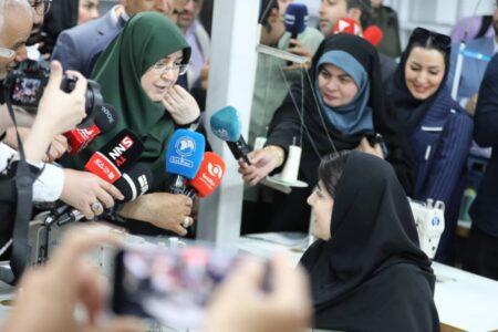 بازدید سخنگوی دولت از یك كارگاه تولیدی پوشاك در منطقه آزاد انزلی