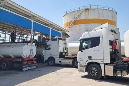 حرکت در مسیر پشتیبانی از بازار داخلی؛ ترخیص محموله روغن خام خوراكی از بندر كاسپین منطقه آزاد انزلی