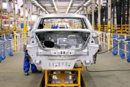 شکاف قیمتی ۶۰۰ همتی بازار و کارخانه، محصول قیمت‌گذاری دستوری خودرو – جمهورآنلاین