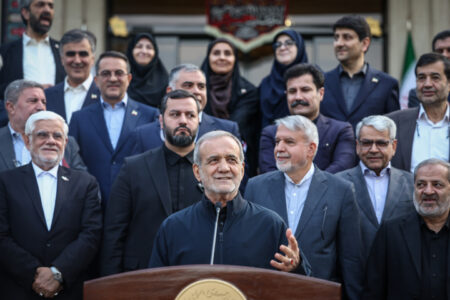 دولت با همه محدودیت‌ها، مسیر اصلاح مشکلات کشور را در پیش گرفته است – جمهورآنلاین