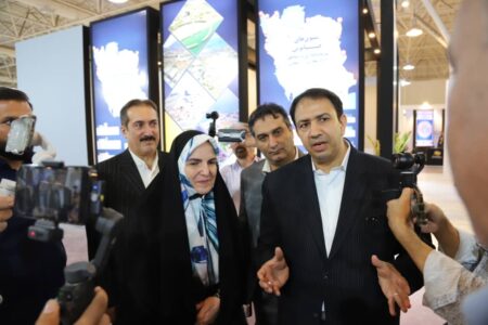 حضور مشاور رئیس‌جمهور در پاویون اختصاصی مناطق آزاد در ششمین نمایشگاه بین‌المللی حمل و نقل و لجستیک – جمهورآنلاین