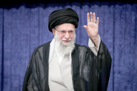 سپر پولادین اتحاد مردم و مسئولان و نیروهای مسلح نباید خدشه دار شود