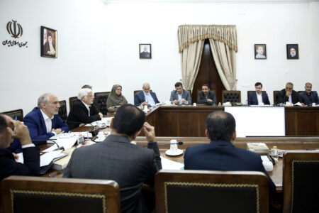 دکتر عارف: تامین انرژی مورد نیاز بخش تولید در اولویت اقدامات دولت است