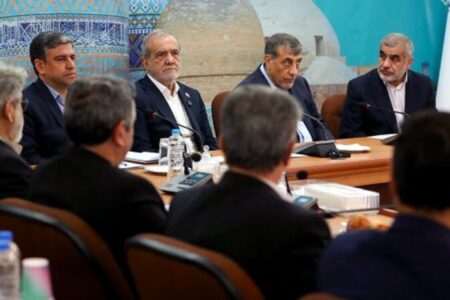 احزاب و سیاسیون باید در میدان عمل خود را نشان دهند