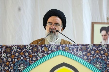 خطیب جمعه تهران: مذاکره با آمریکا ساده‌لوحی سیاسی است
