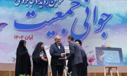 دکتر مهدی جمالی‌نژاد جایزه خود را از رئیس‌جمهور دریافت کرد