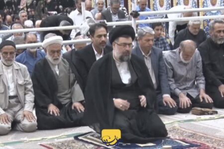اقامه نماز ظهر و عصر به امامت حجت‌الاسلام والمسلمین سید یاسر خمینی در مراسم سی‌وهفتمین سالگرد ارتحال امام خمینی(س)