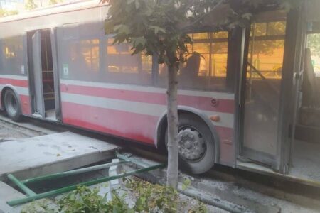 برخورد اتوبوس با ۵ موتور و ۲ خودرو در خیابان ولیعصر/ شرکت واحد: علت دقیق در دست بررسی است