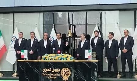 لحظه نواختن زنگ آغاز معاملات بورس تهران توسط روح الله شهیدیپور مدیرعامل تاپیکو